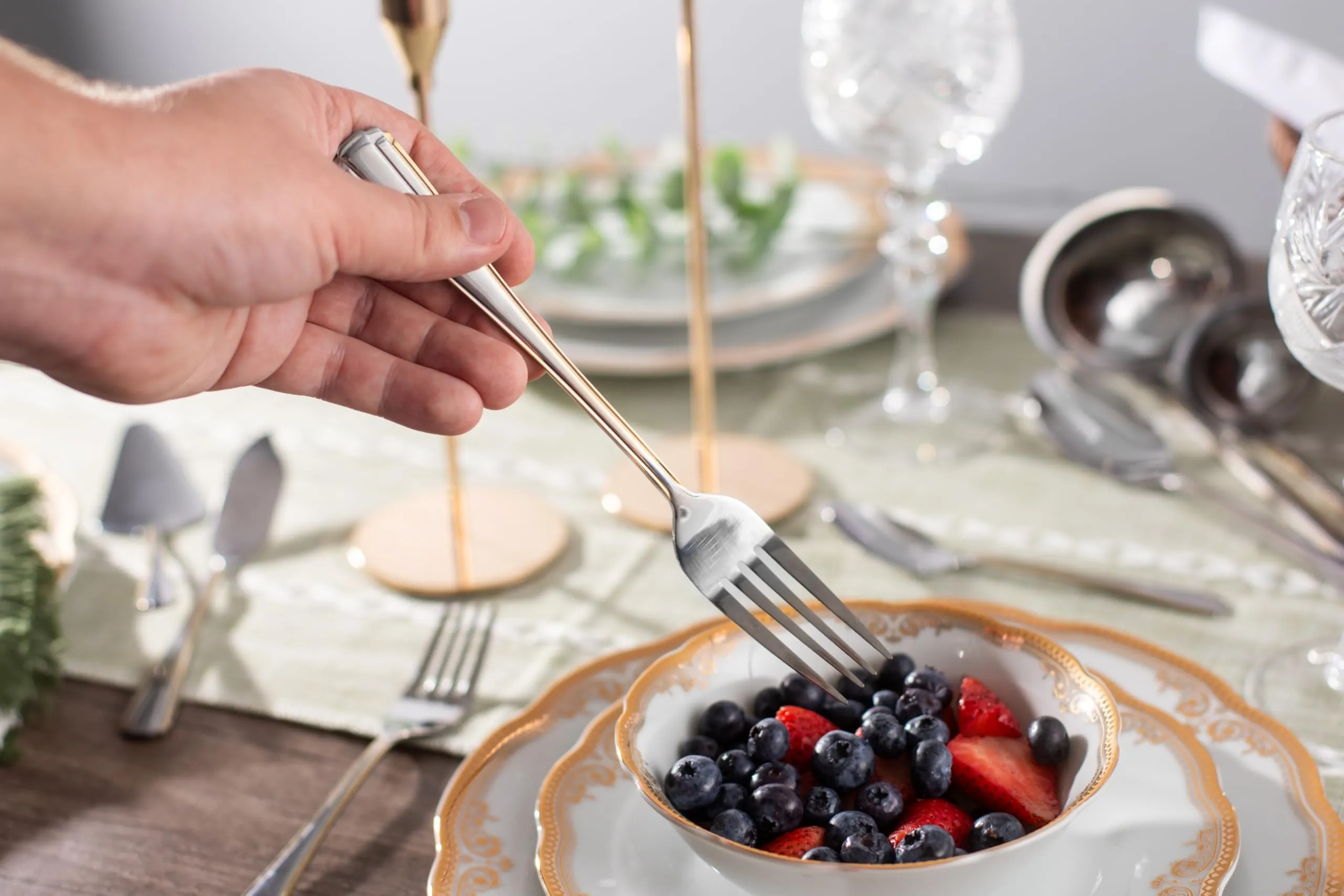 40 Piece Flatware Set - 18/10 Stainless Steel Silverware Set for 8 - Complete Cutlery with Gorgeous Gold Trim Handles - For Kitchen and Dining, Home Essentials - Dishwasher Safe (40 Piece, Verona)