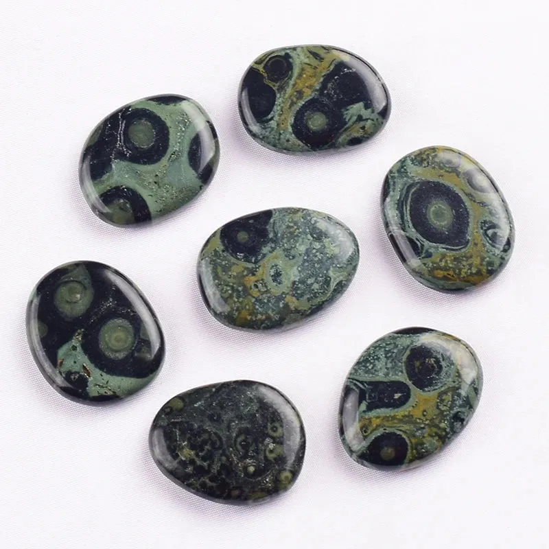 7pcs Flat Natural Crystal Palm Stone