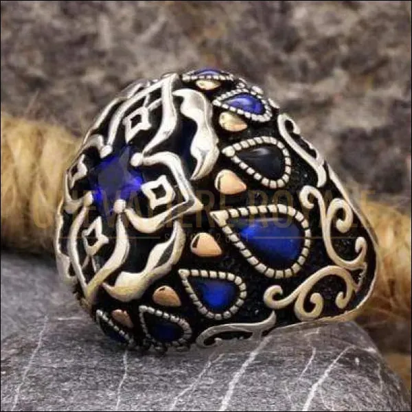 Chevalière homme motif héraldique conception de croix romaine
