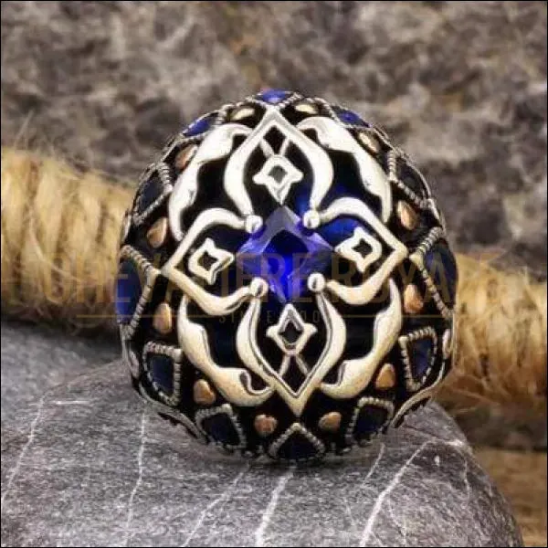 Chevalière homme motif héraldique conception de croix romaine