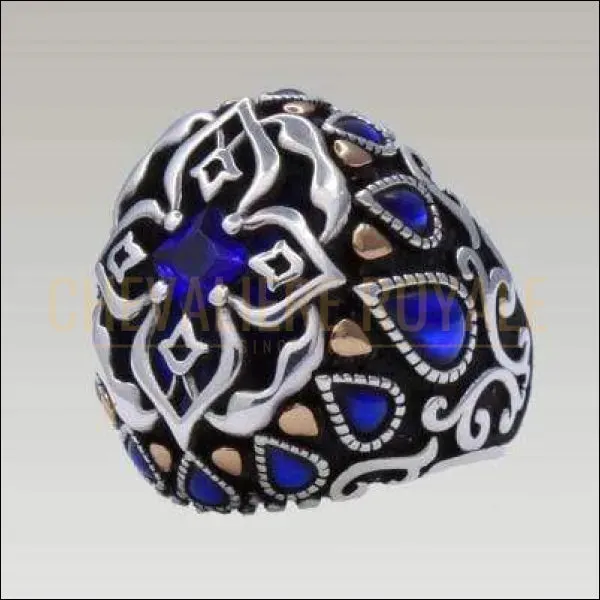 Chevalière homme motif héraldique conception de croix romaine