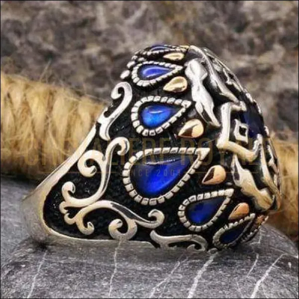 Chevalière homme motif héraldique conception de croix romaine