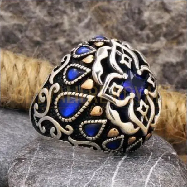 Chevalière homme motif héraldique conception de croix romaine