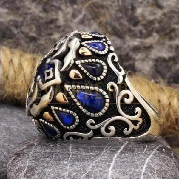 Chevalière homme motif héraldique conception de croix romaine