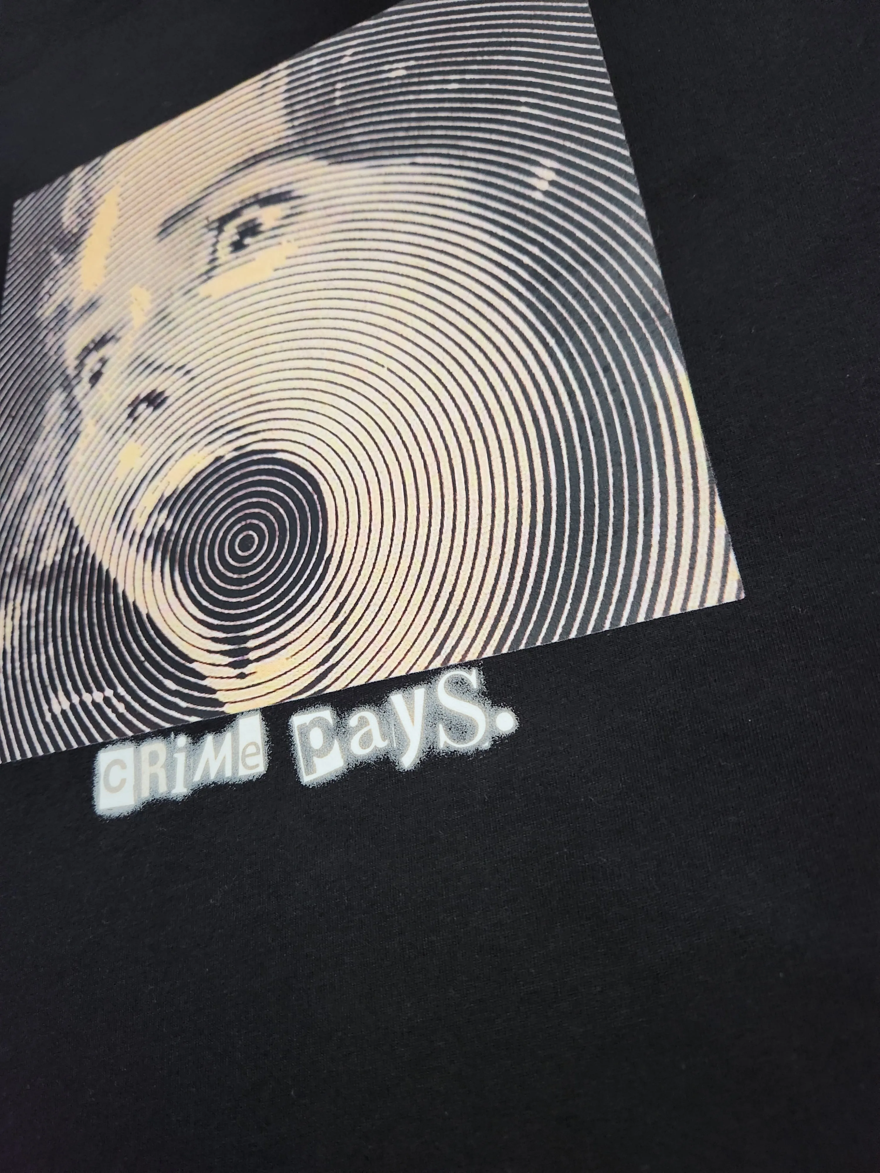 Crime Pays. T-Shirt (Black)