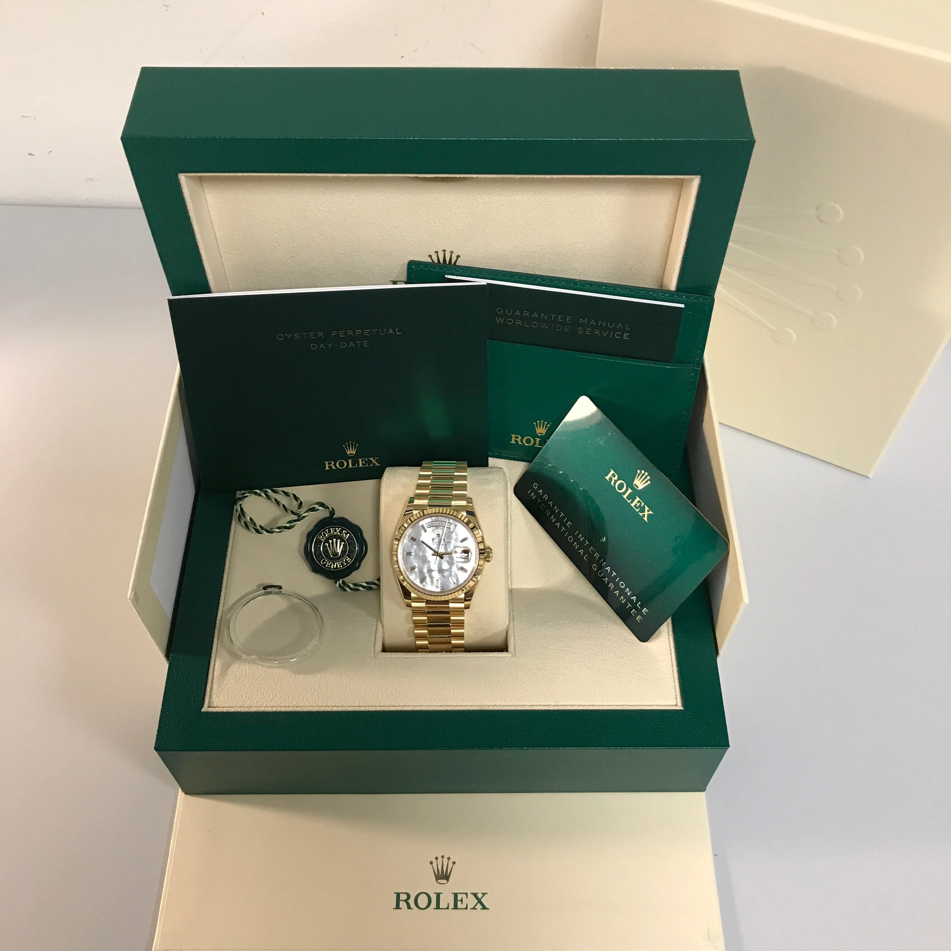 Day-Date 36 Yellow Gold / Fluted / MOP - Baguette / President (128238-0123)