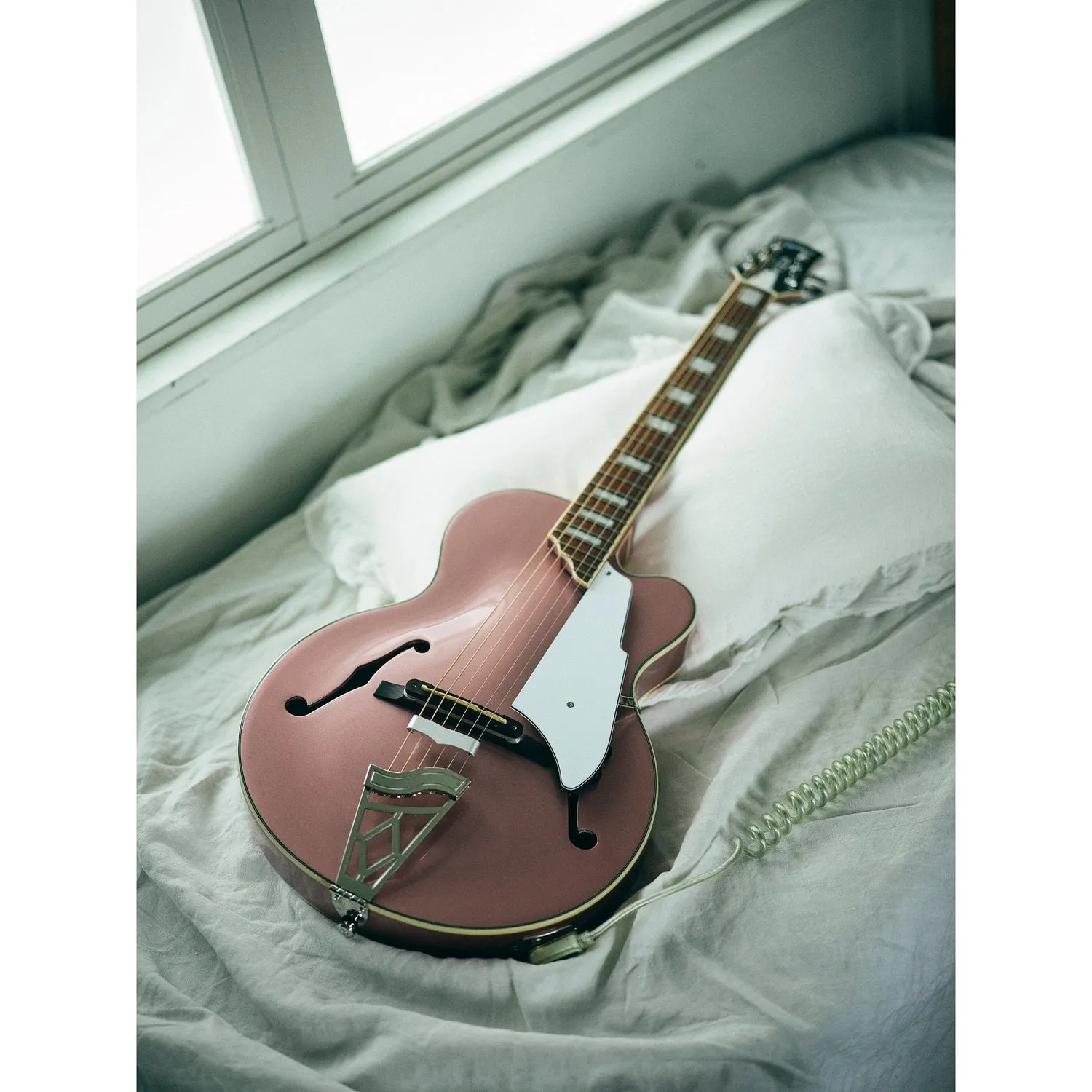 Giulietta VGA-5TPS Archtop Guitar w/ Super Capacitor, Pearl Rose