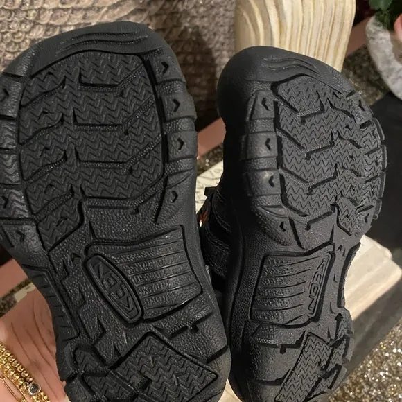KeenNewport H2 - Stlgry/blk. NWOT