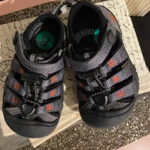 KeenNewport H2 - Stlgry/blk. NWOT