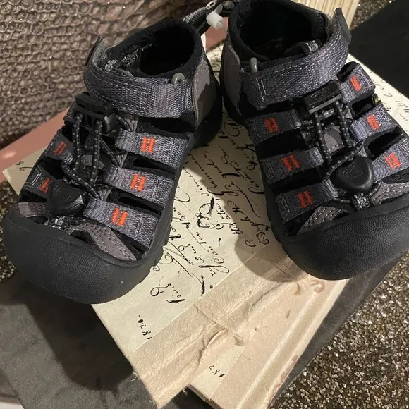 KeenNewport H2 - Stlgry/blk. NWOT