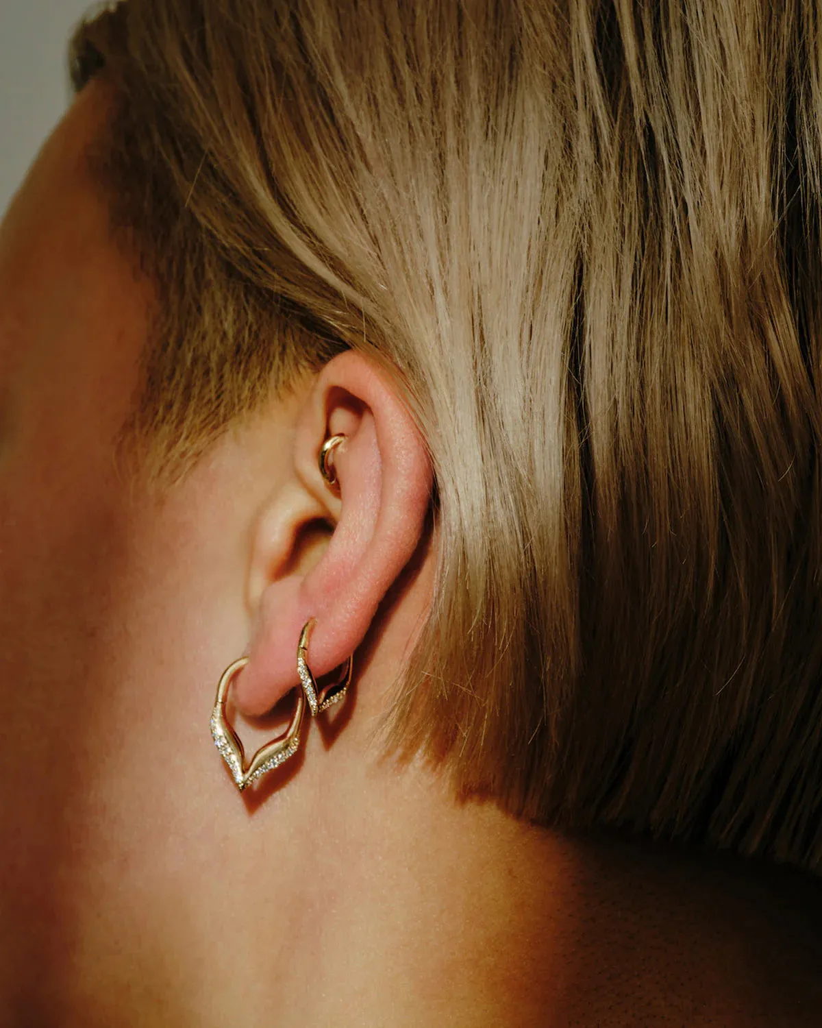 métier / diamond dala lantern clicker hoop earring - single