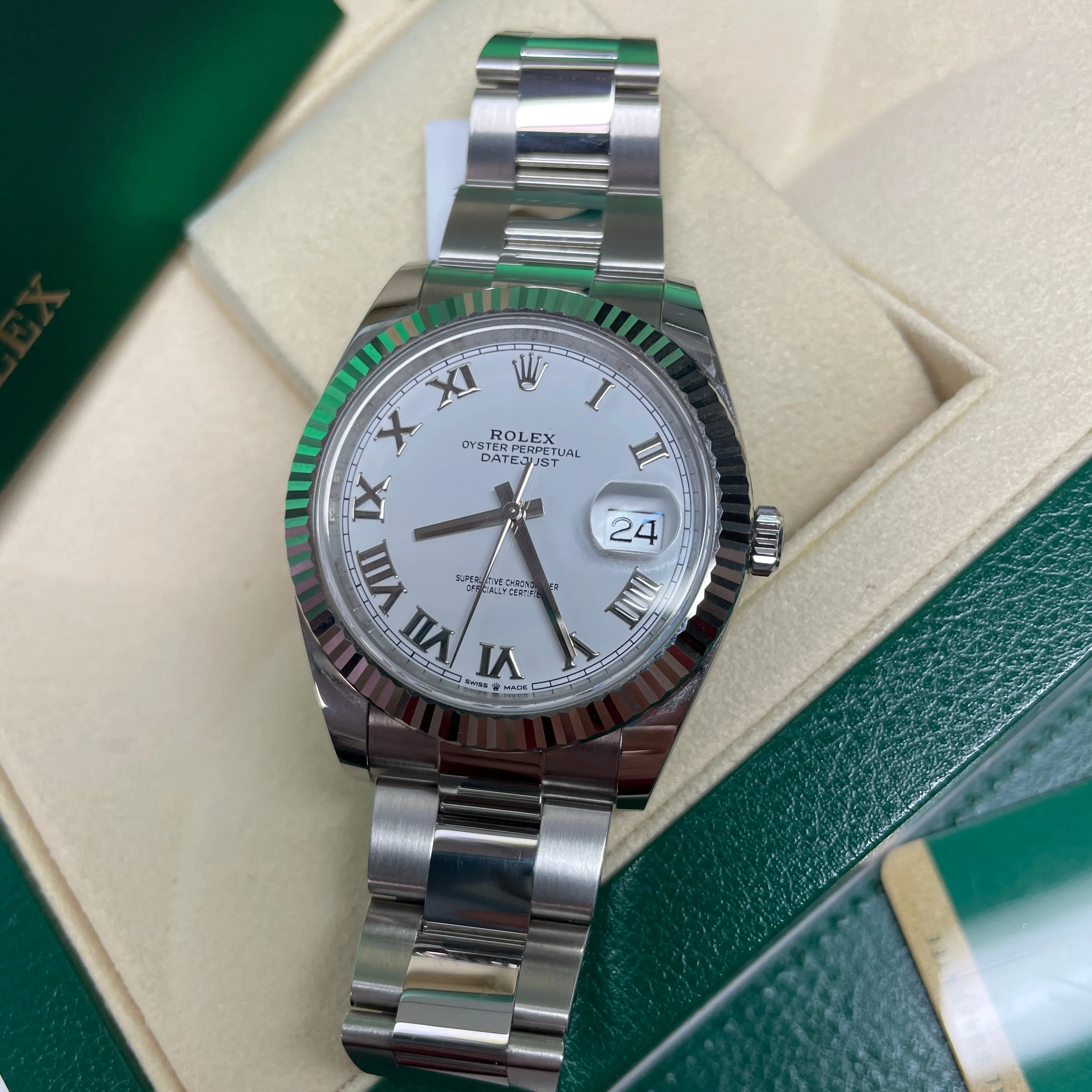 Pre-owned Rolex Oyster Datejust 41mm White Dial Roman Steel 126334