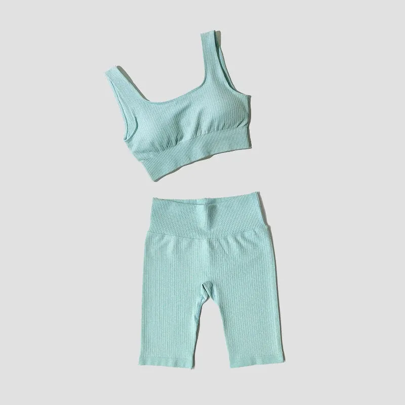 Seamless Women's Yoga Set - Sports Bra and Shorts - Fitness Workout Outfit (2-Piece)
