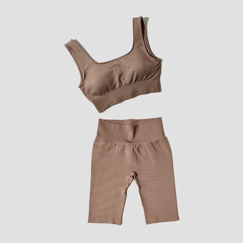 Seamless Women's Yoga Set - Sports Bra and Shorts - Fitness Workout Outfit (2-Piece)