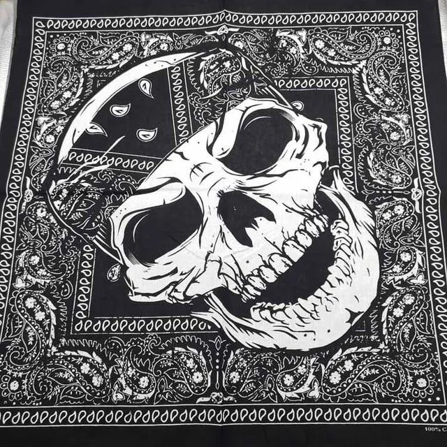 Totenkopf mit Bandana