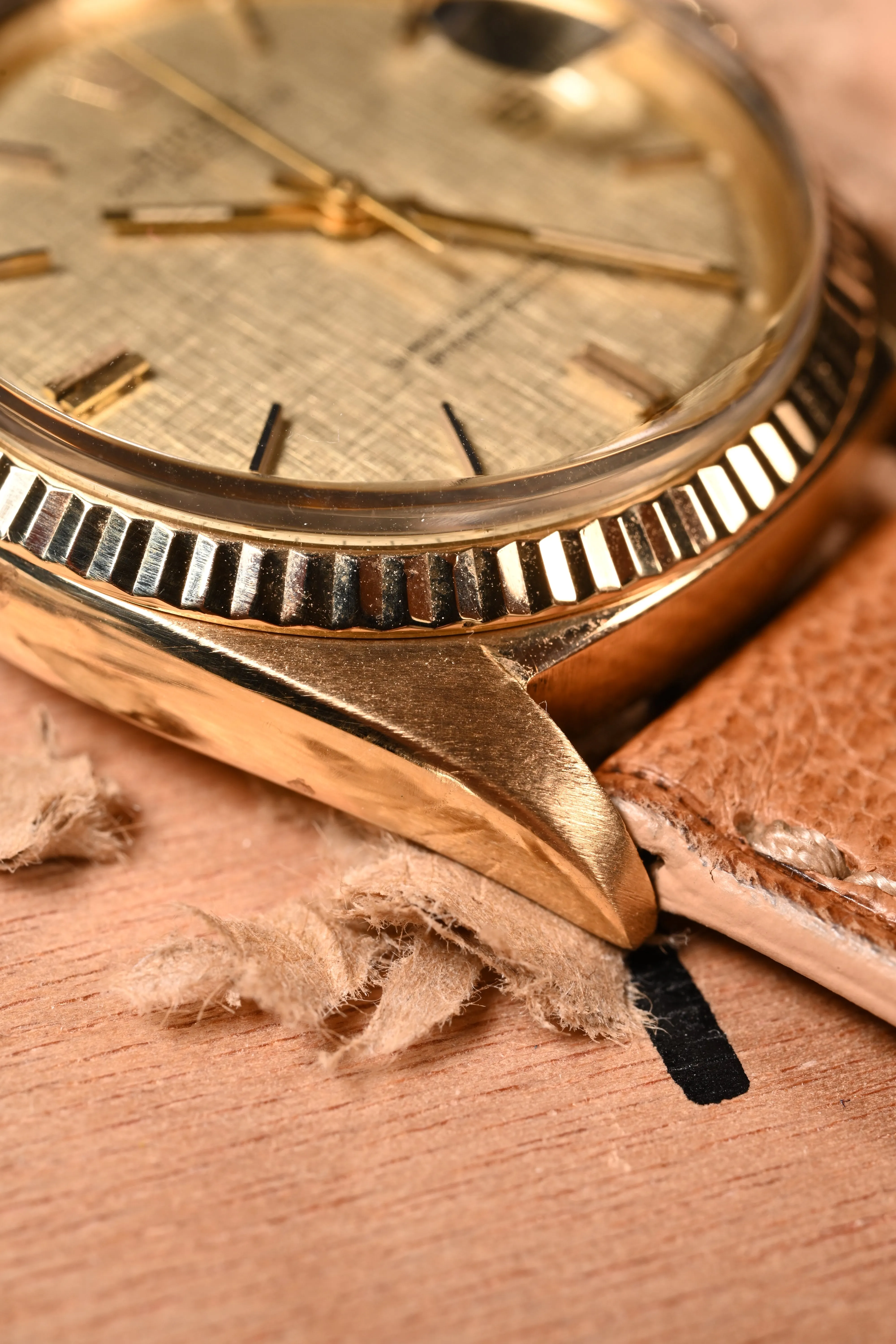 Vintage Rolex Datejust 1601 - 18kt Yellow Gold w/ Linen Dial.