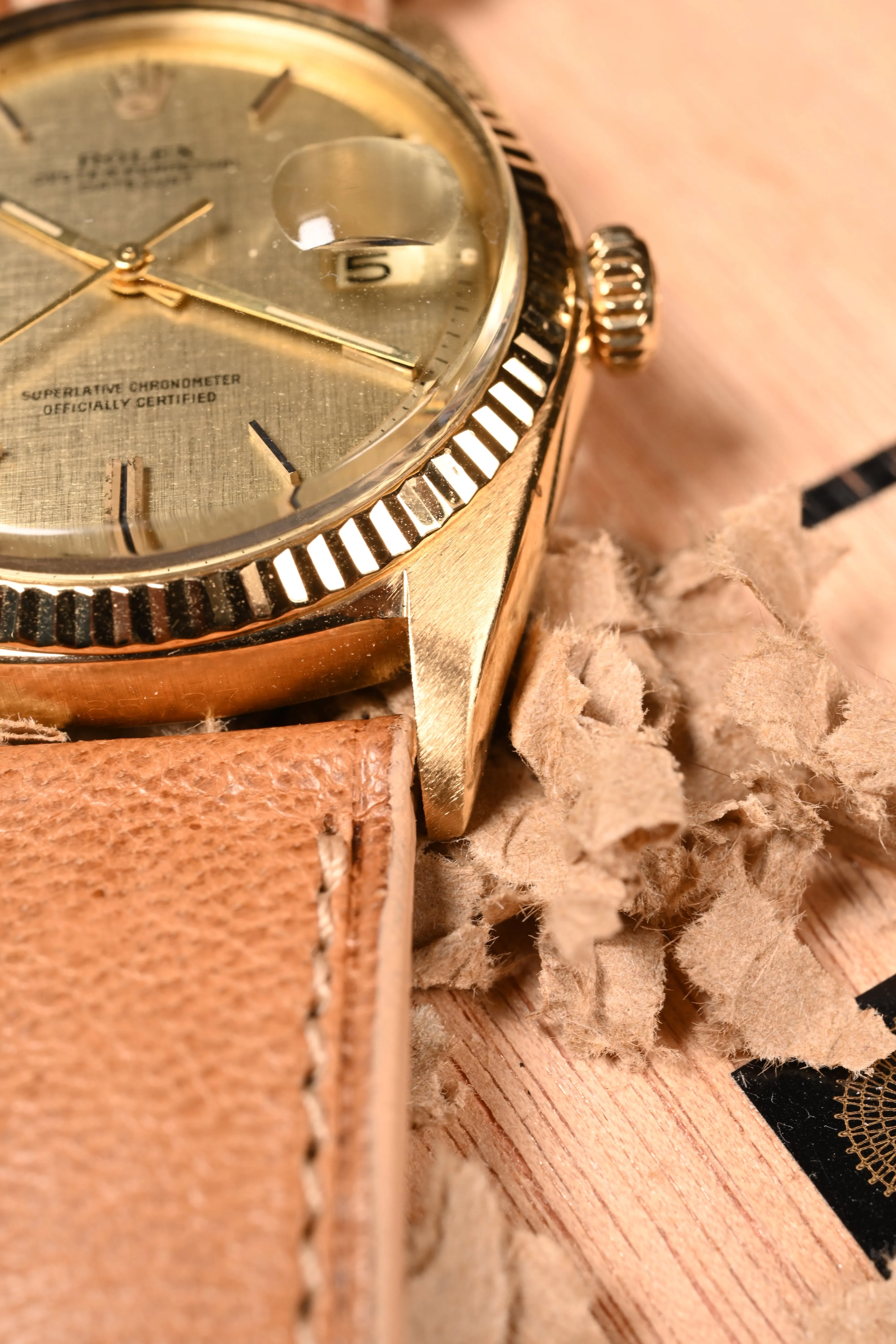 Vintage Rolex Datejust 1601 - 18kt Yellow Gold w/ Linen Dial.