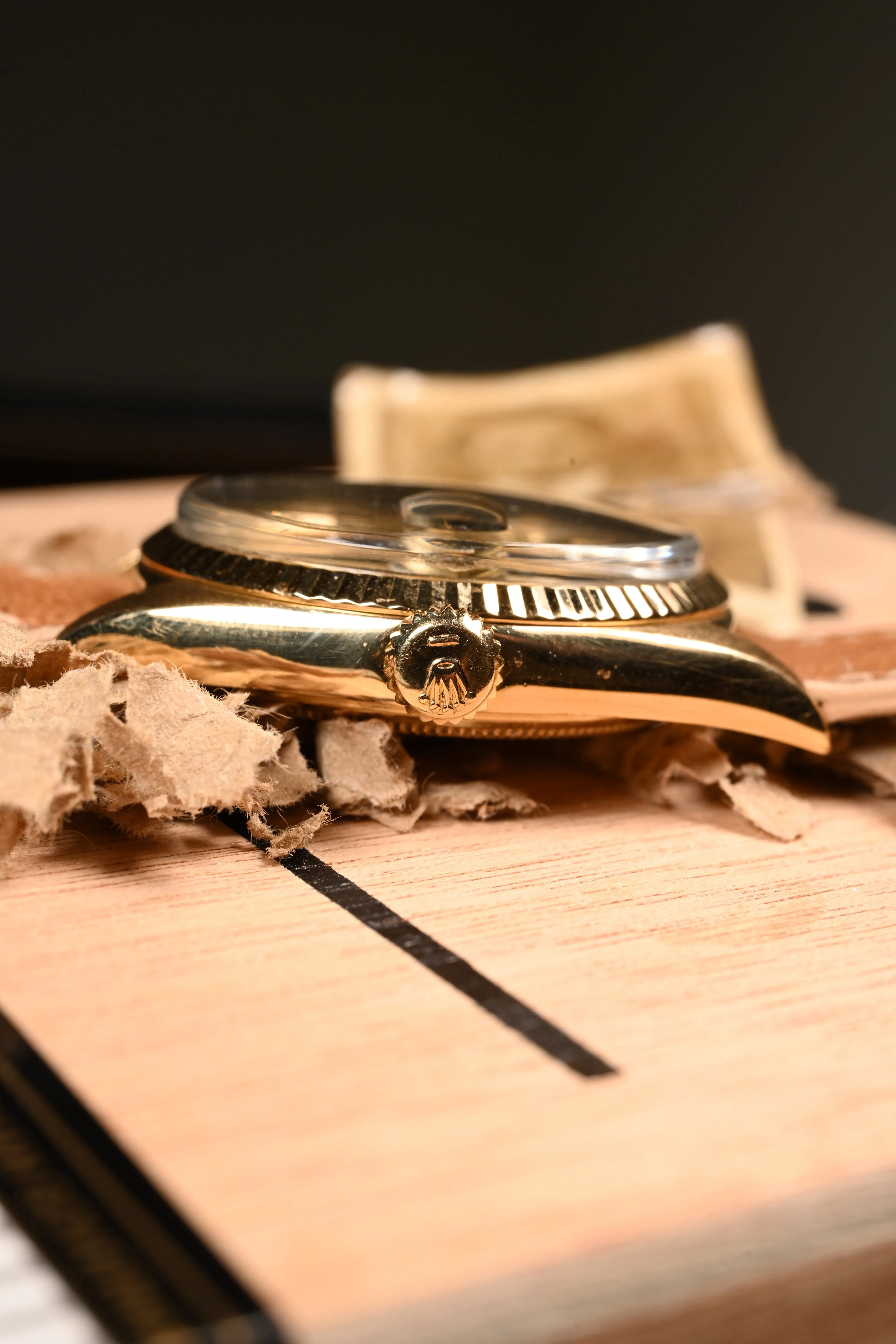 Vintage Rolex Datejust 1601 - 18kt Yellow Gold w/ Linen Dial.