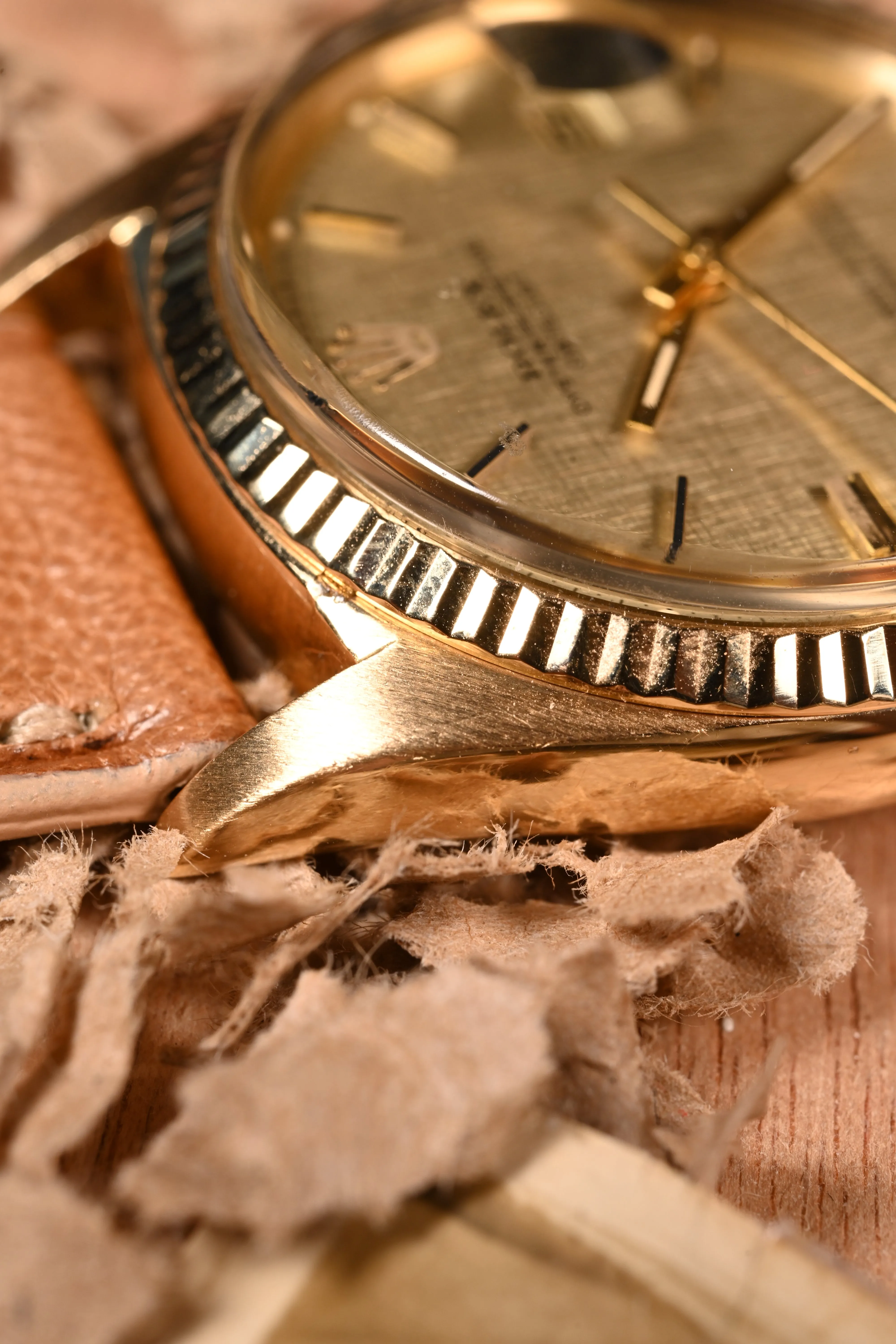 Vintage Rolex Datejust 1601 - 18kt Yellow Gold w/ Linen Dial.