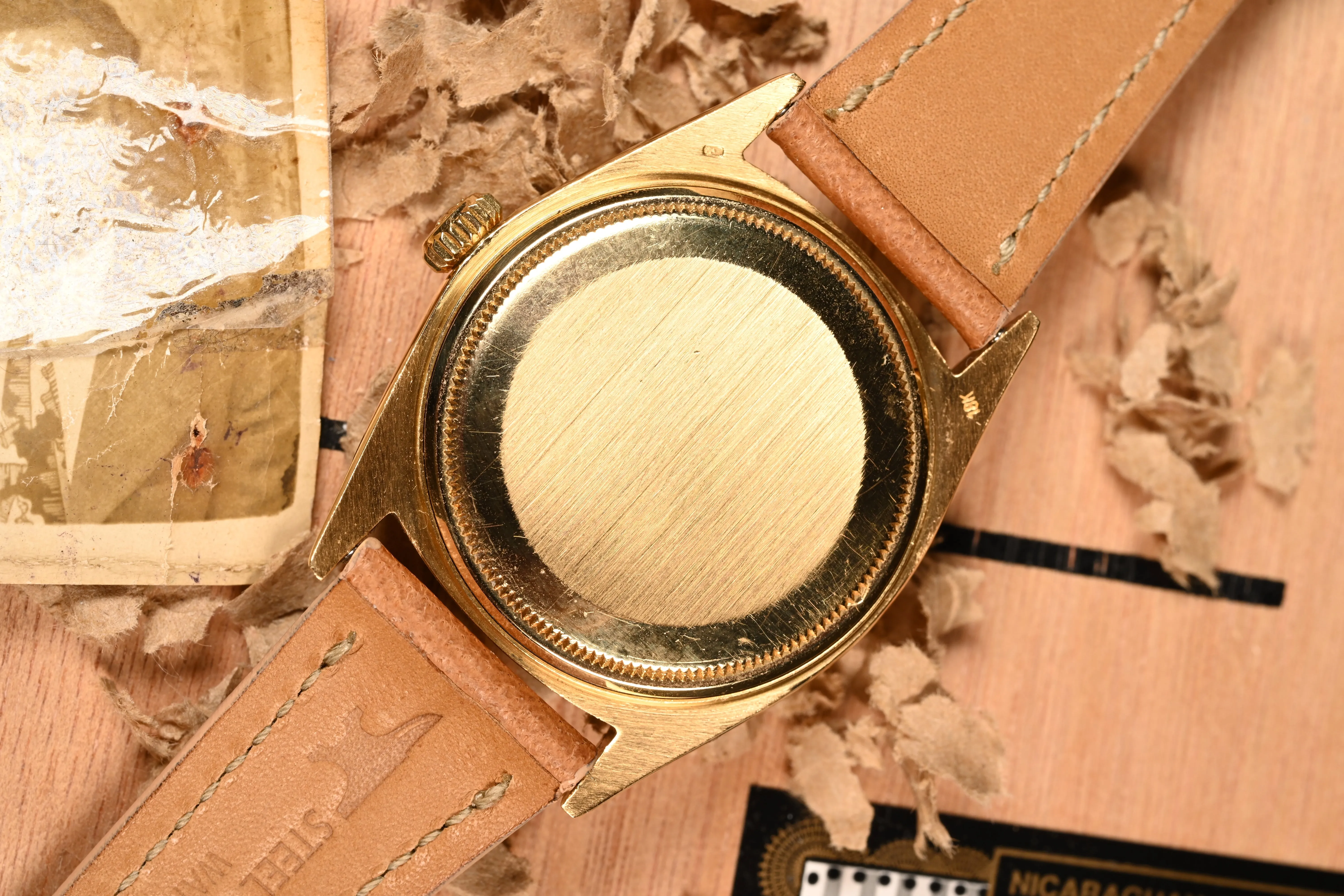 Vintage Rolex Datejust 1601 - 18kt Yellow Gold w/ Linen Dial.